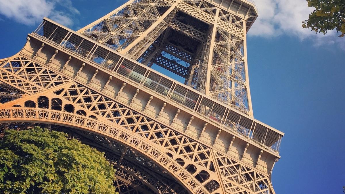 alerta cu bomba la turnul eiffel paris turisti evacuati