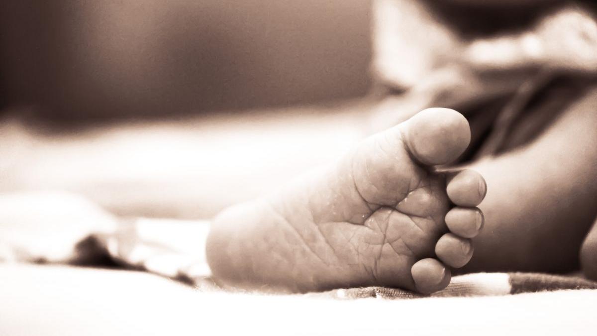 abandonat frica pierdere loc munca mama 24 ani bebelus pubela italia