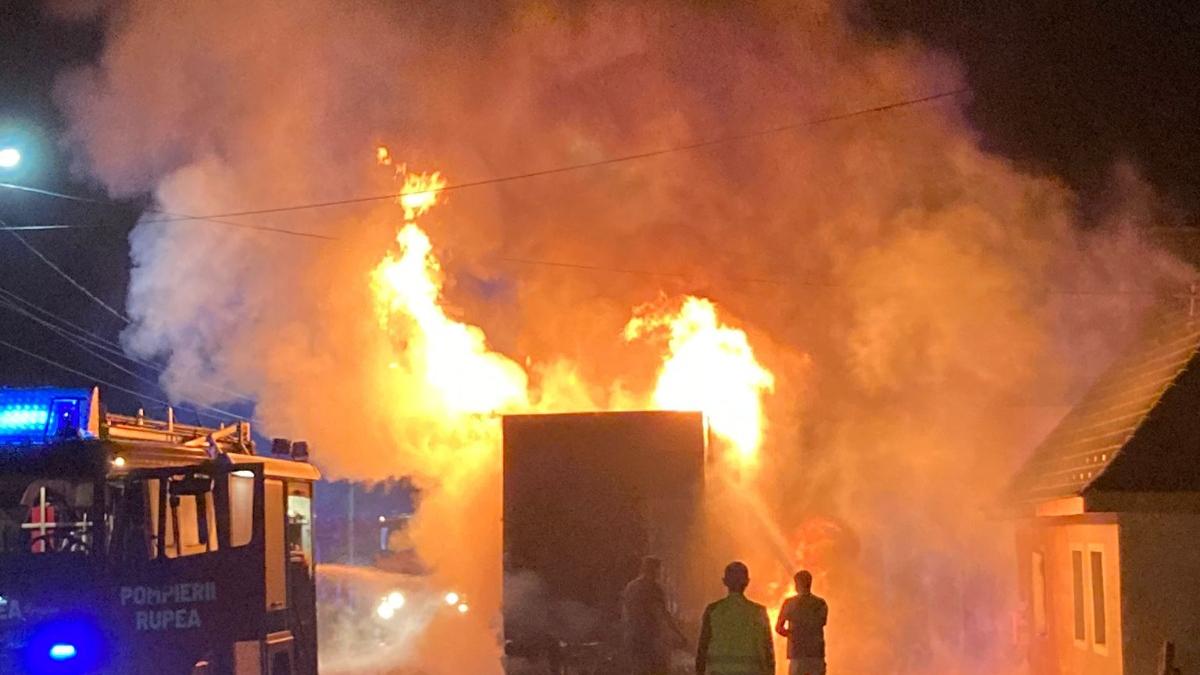 camion flacari incendiu brasov
