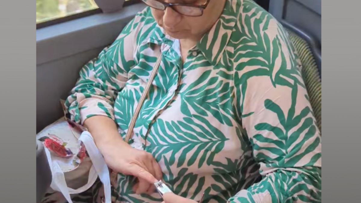 femeie taie unghiile in autobuz stb filmata calator bucuresti