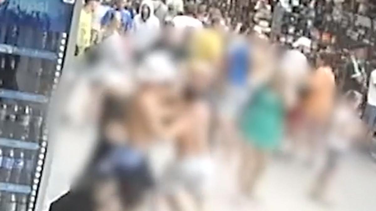 noi imagini de la bataia dintre turisti jandarmi si politisti de pe plaja din costinesti