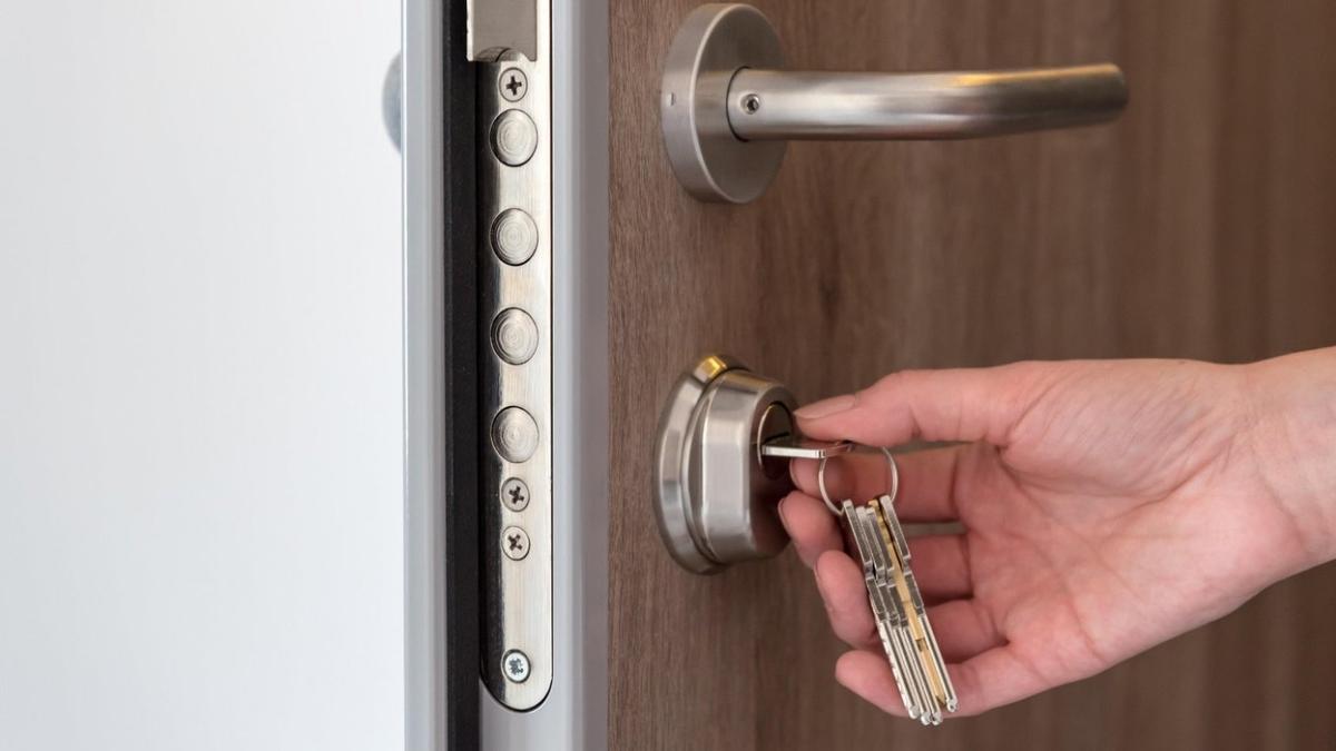 roman germania intors tara nunta socat apartament regim hotelier baia mare