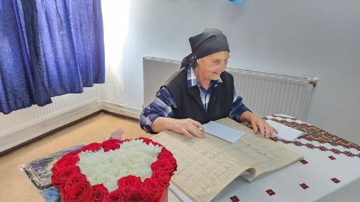 revedere emotii iasi profesoara 80 ani strigat catalog primii absolventi