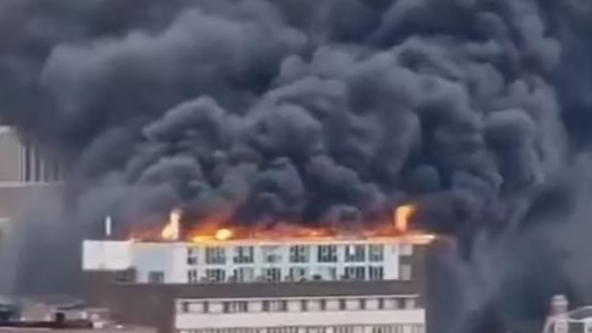 incendiu urias in londra aproximativ 100 de pompieri se afla la fata locului
