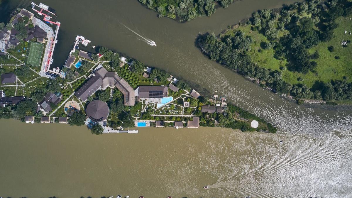 lebada luxury resort spa singurul resort 5 stele delta dunarii crisan