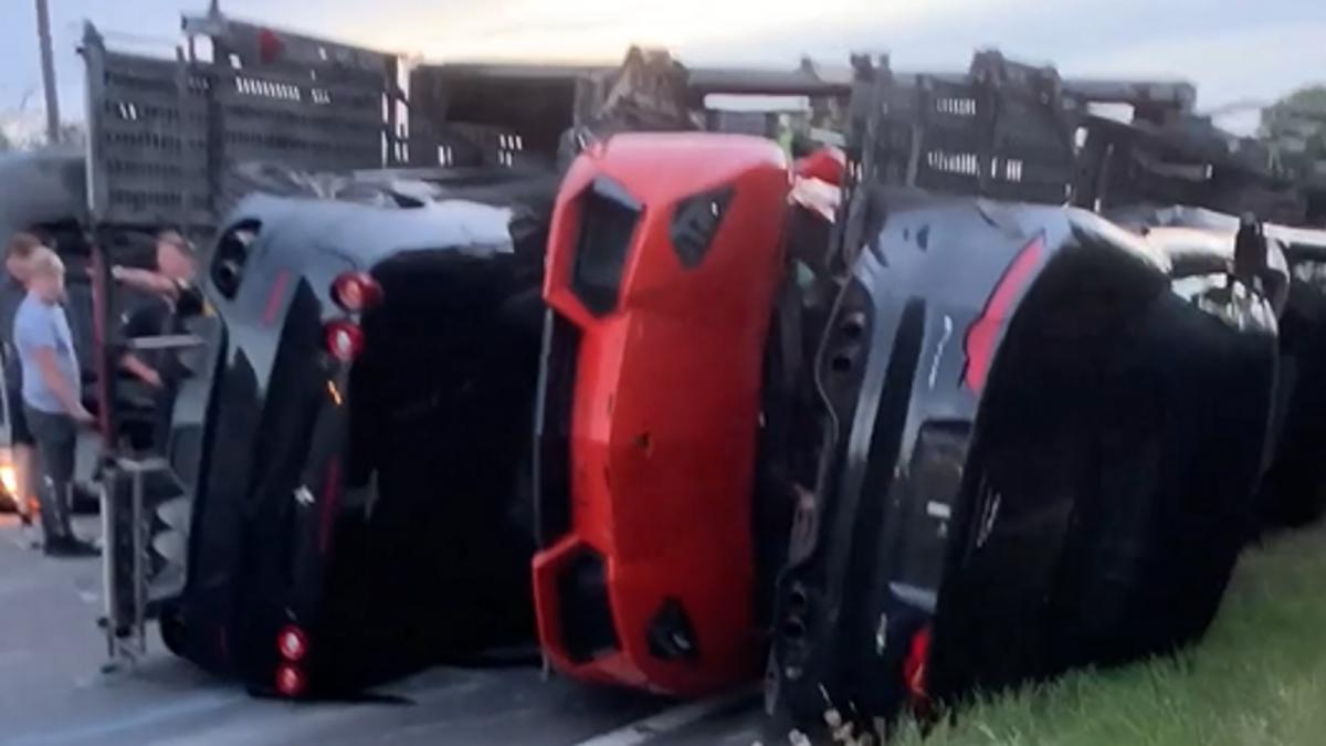 tir incarcat masini lux rasturnat