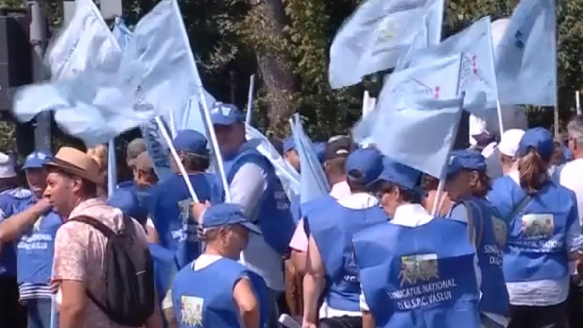 protest angajati administratie publica asistenta sociala palatul victoria