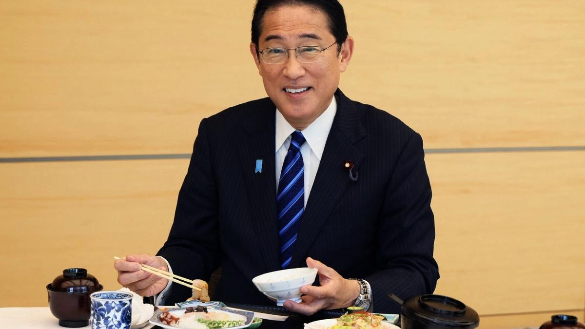 premierul japoniei a mancat peste centrala nucleara fukushima