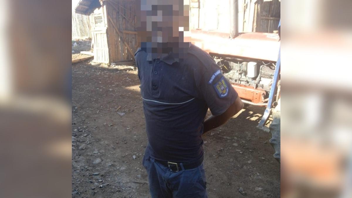 fals politist dirijeaza circulatia pe un drum din maramures