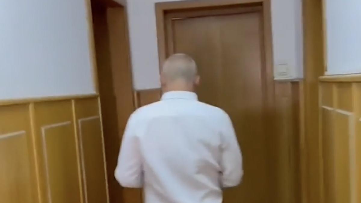 primar crevedia fuge furia oamenilor luat la intrebari baricadat birou