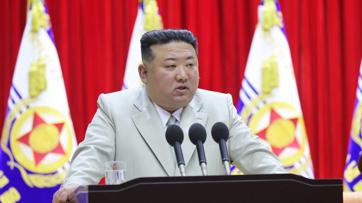 Kim Jong-un merge în Rusia să negocieze cu Vladimir Putin livrarea de arme pentru războiul din Ucraina