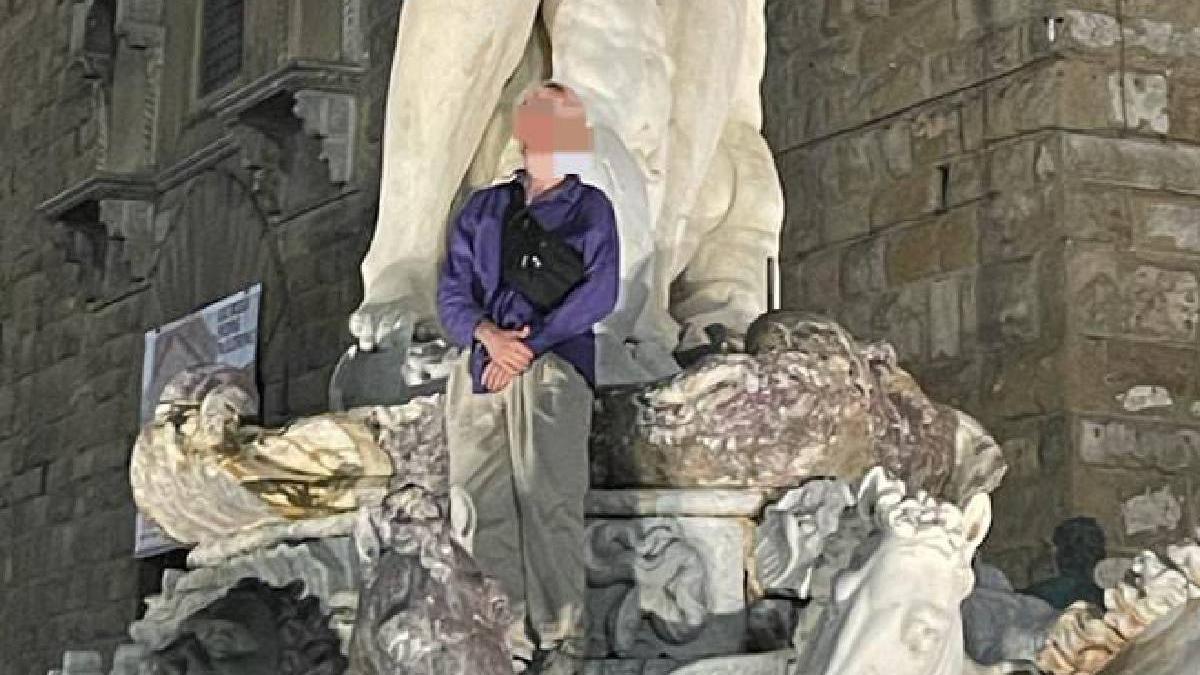 turist distrus fantana neptun florenta urcat monument selfie