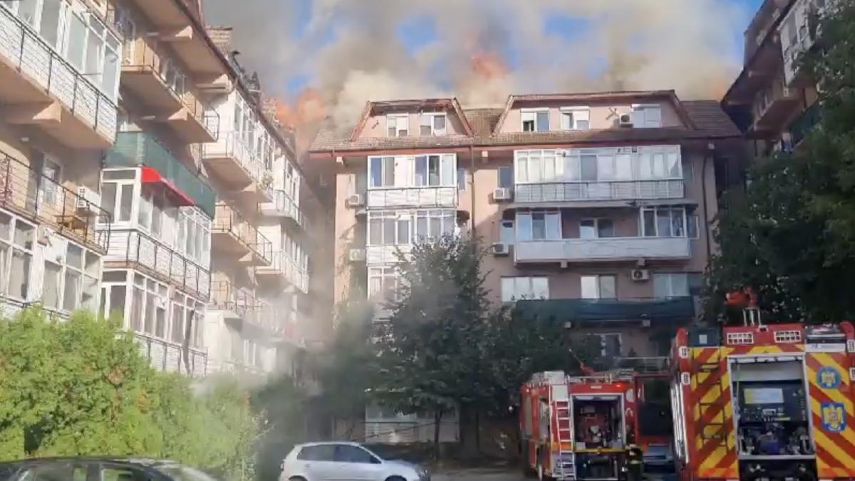 incendiu puternic mansarda bloc cartier craiova focul s a extins incendiu puternic mansarda bloc cartier craiova focul s a extins