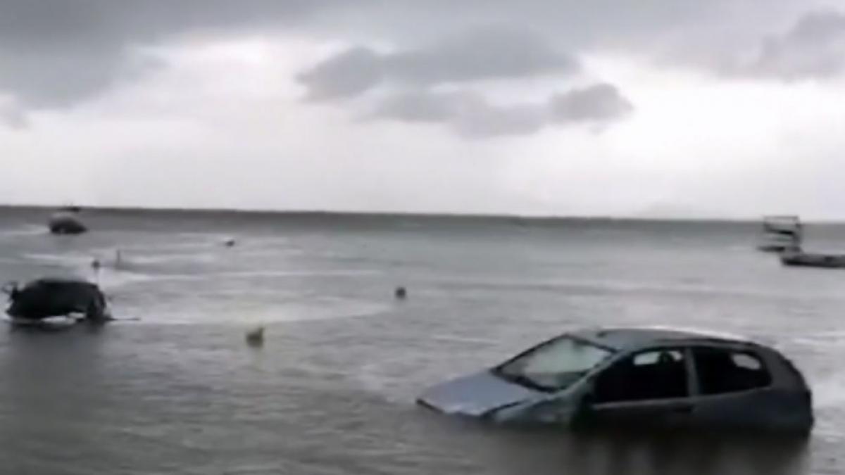 romani blocati inundatii grecia masini