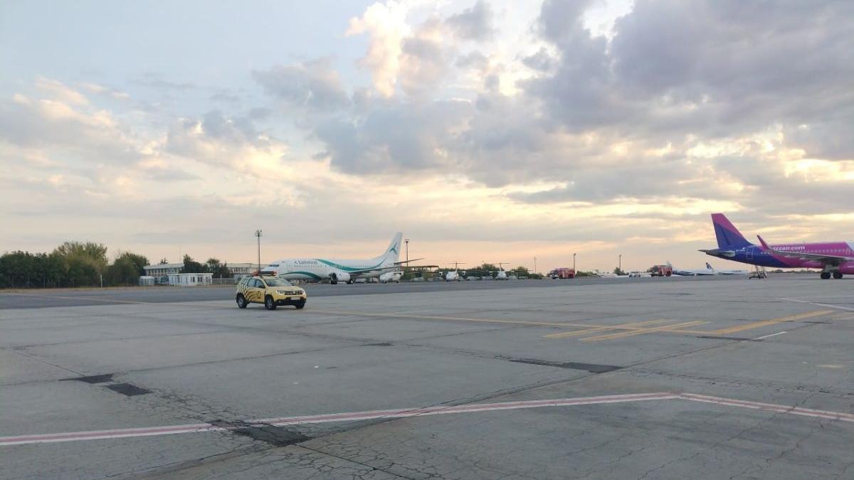 alerta aeroport otopeni avion scurgeri combustibil aterizare urgenta