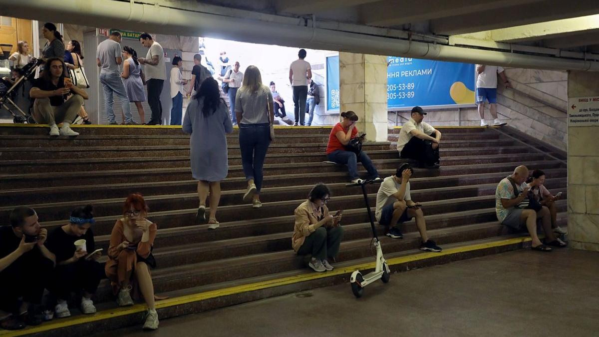 ucraina interzice femeilor pregatire medicala iasa din tara le inroleaza armata