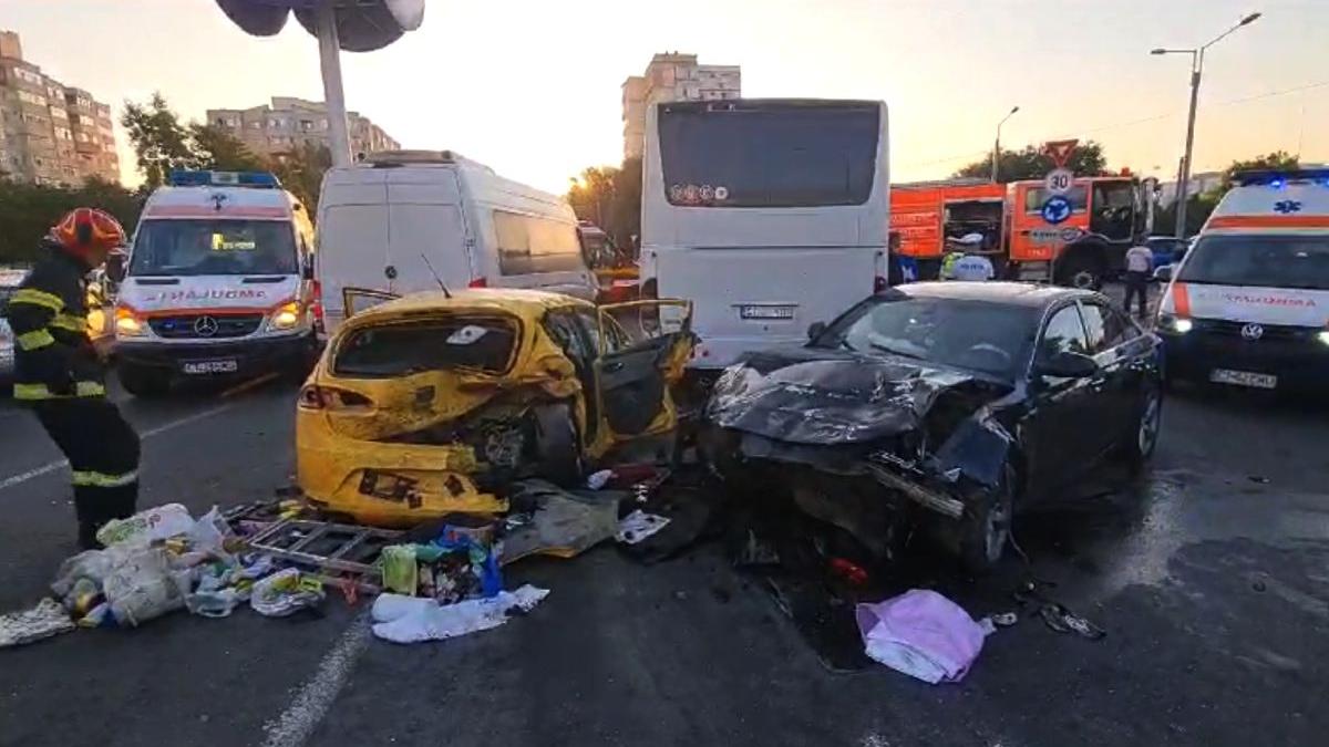 accident doua autoturisme un microbuz un autocar sens giratoriu constanta