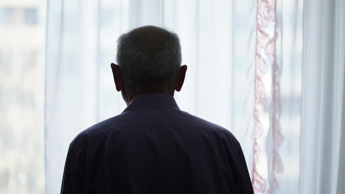 pensionar atacat de doi tineri intr un bloc din oradea pentru un telefon mobil pensionar atacat de doi tineri intr un bloc din oradea pentru un telefon mobil