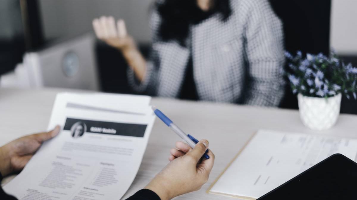 tineri scoala loc de munca specialist hr