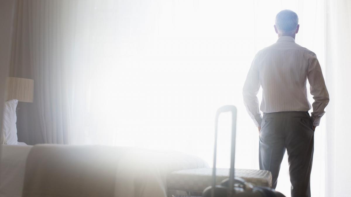 barbat mort camera hotel otopeni