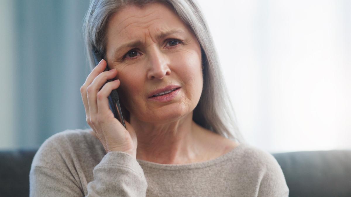 Inteligenţa artificială, folosită acum şi de escroci în metoda "Accidentul". Modul în care sunt ţepuiţi pensionarii la telefon