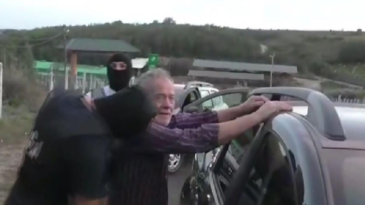 stiu nu sunt obligat sa va spun dumitru buzatu mainile pe masina perchezitionat coropral flagrant