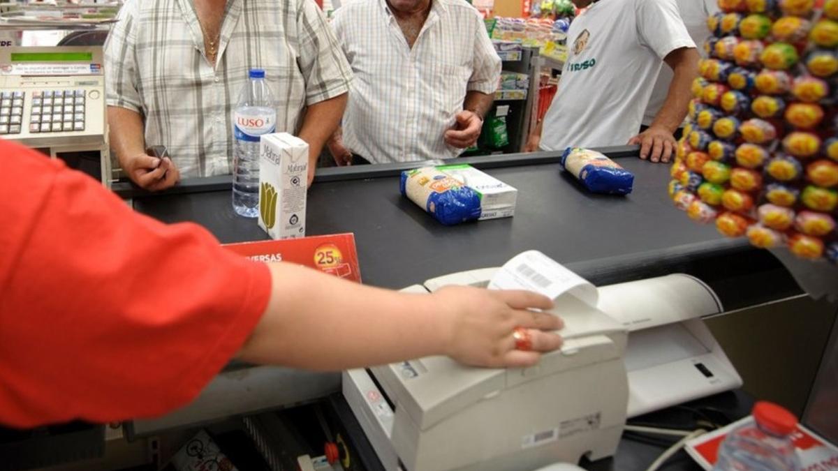 angajata supermarket lovita tineri scandal rand casa de marcat ploiesti