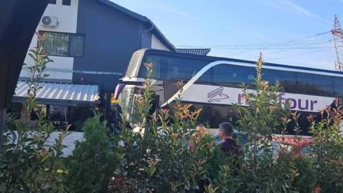 autocar intrat terasa pensiune bascov pompieri chemati intervina