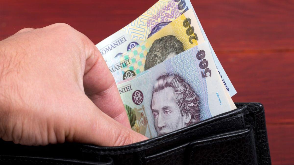 Când intră în vigoare noile taxe pe salarii | Angajații se vor bucura de majorări timp de mai multe luni