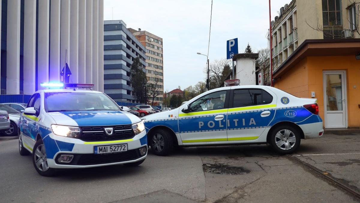 doua tinere matasari gorj retinute politie ajutat interlop tatuaj pistol mitraliera ceafa