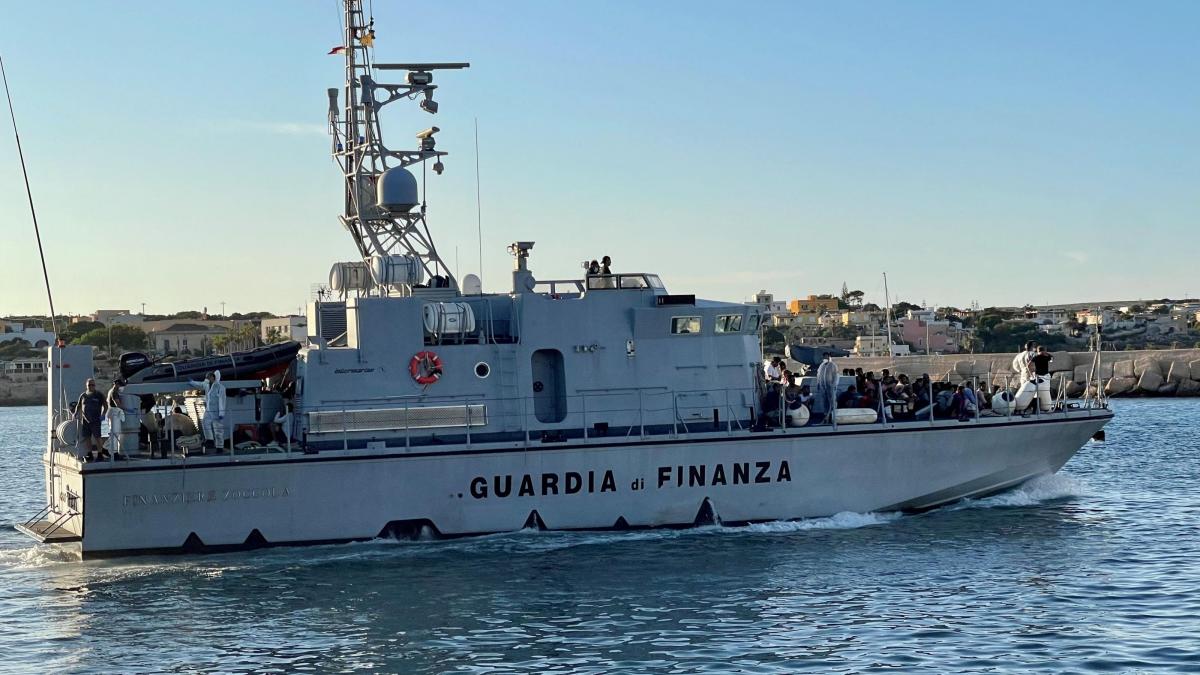 incendiu pe un feribot in italia paza de coasta a salvat 177 de persoane