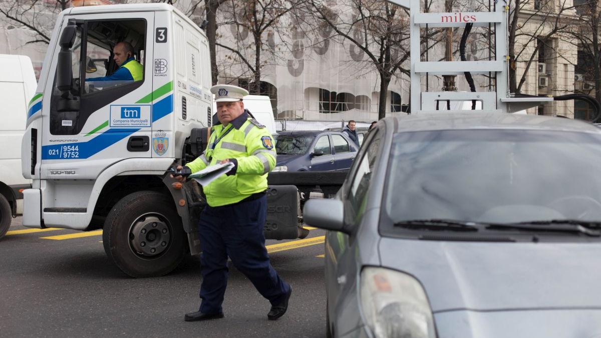 politisti ridicare vehicule parcate regulamentar