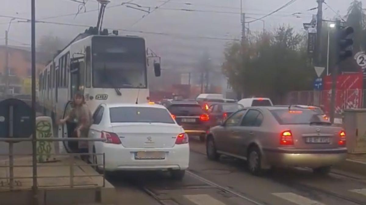soferita bucuresti blocat tramvai statie enervat zeci de oameni
