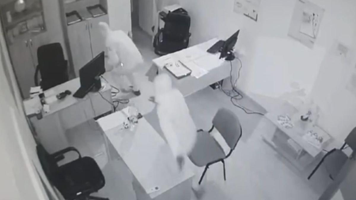 femeie barbat furat seifuri societati comerciale lovitura filmata