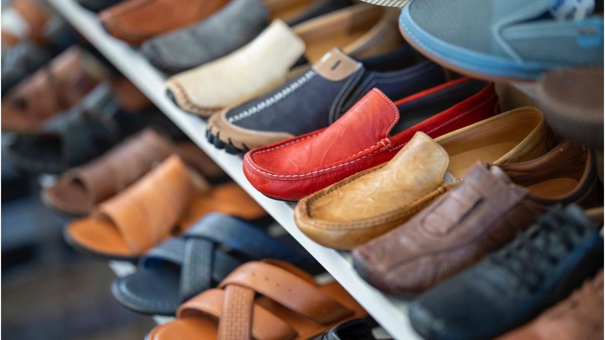 un barbat fara picior fura papuci argentina