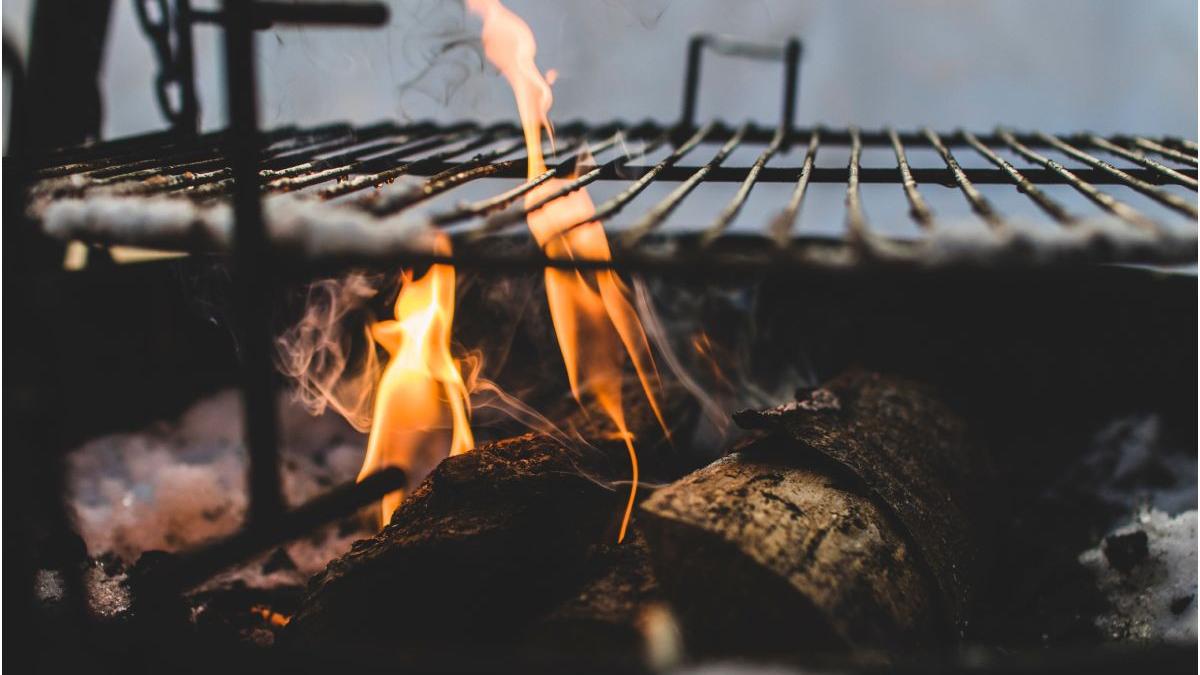 familie valcea fara acoperis casa gratar foc lasat nesupravegheat