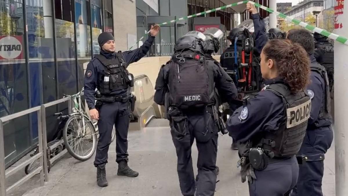 alerta terorista paris politie femeie impuscata amenintare