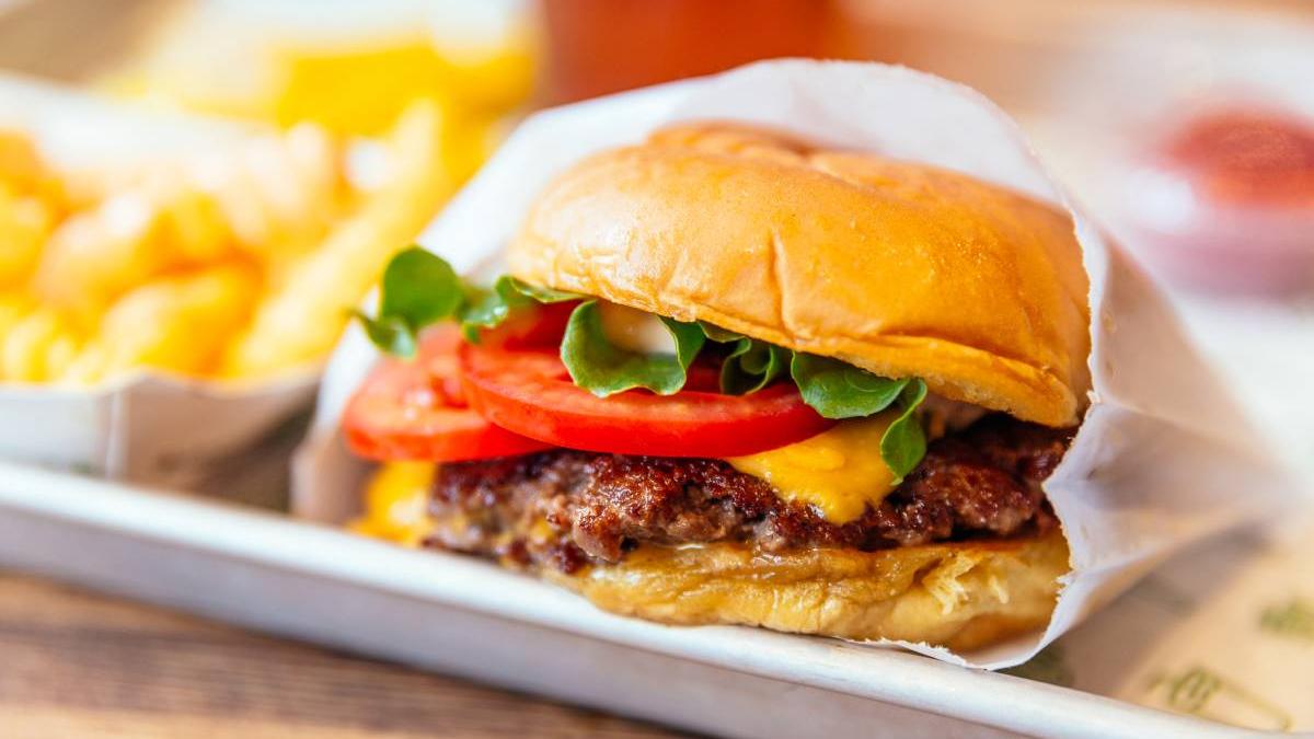 cheesburger vechi tri ani gasit barbat masina