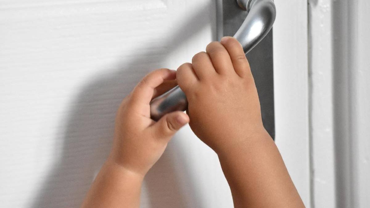 copil patru ani incuiat parinti afara sa se uite la desene ploiesti