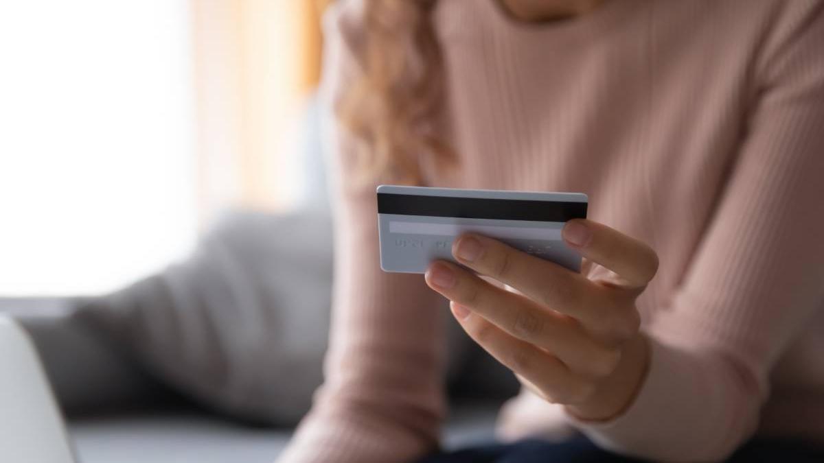 femeie baia mare bani card cumparat actiuni pagina facebook