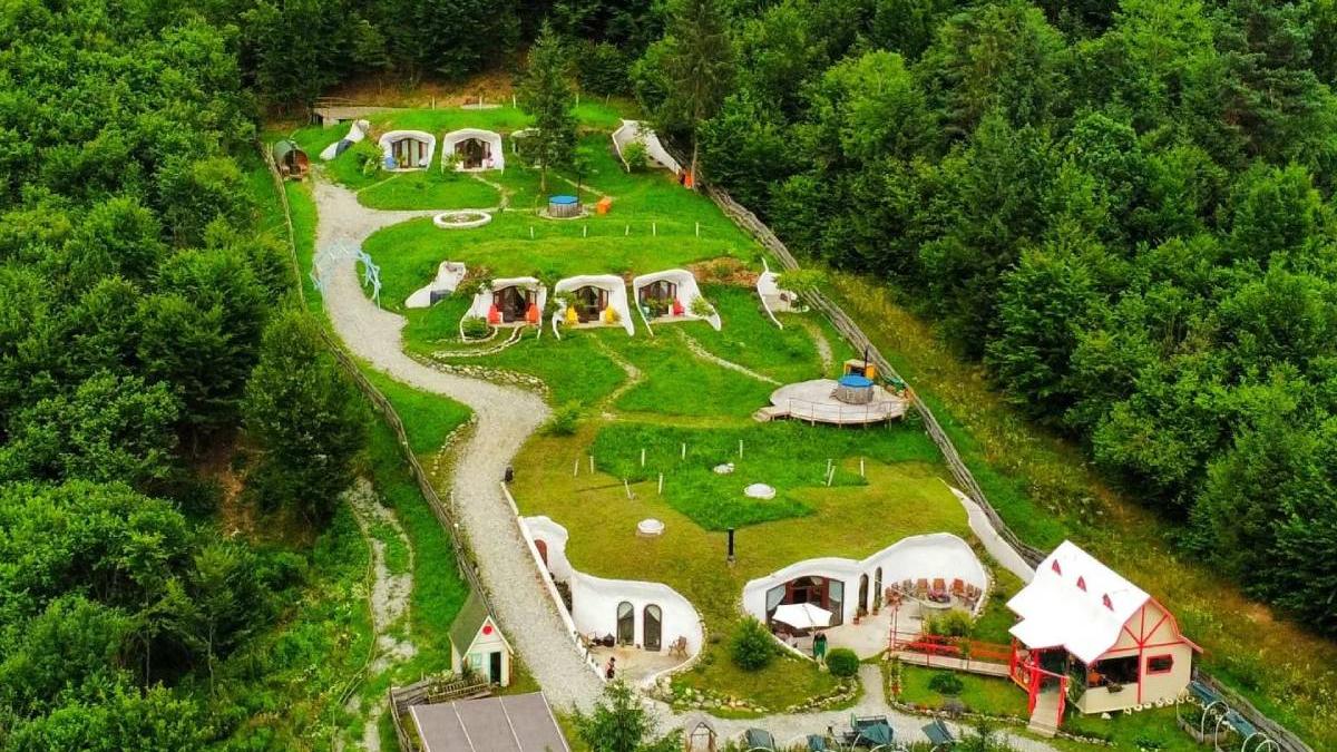 locul din romania care pare desprins din stapanul inelelor cum arata pensiunea construita sub pamant
