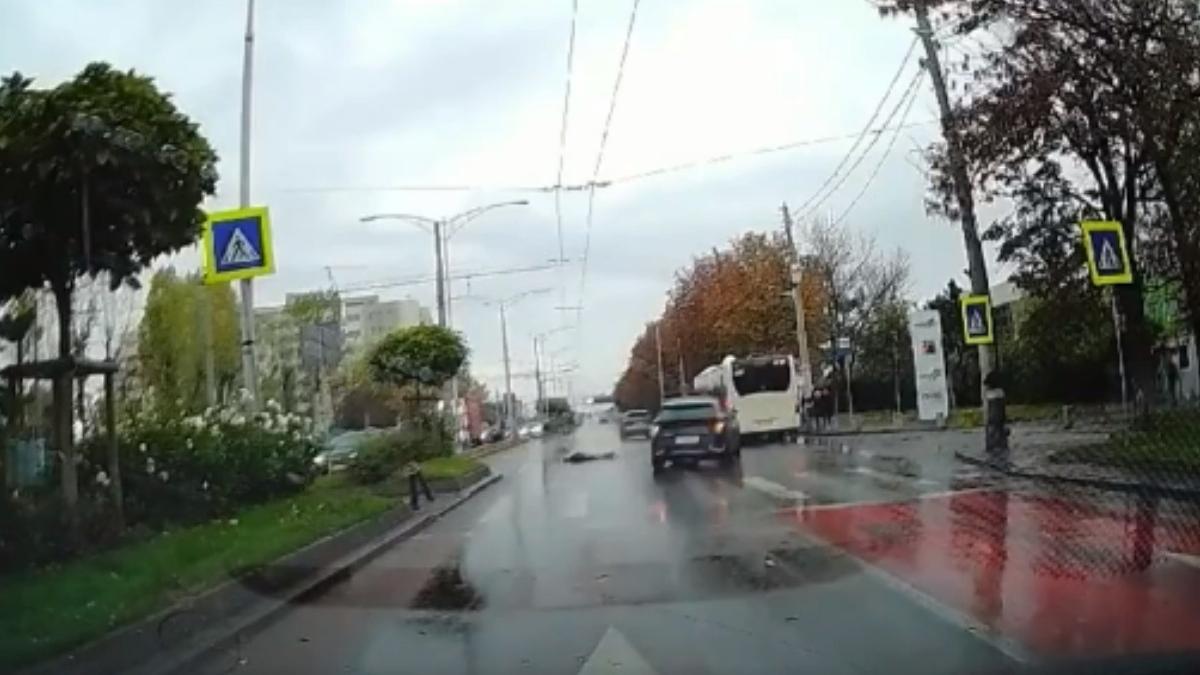 adolescenta 15 ani spulberata masina abandonata ignorata soferi trafic