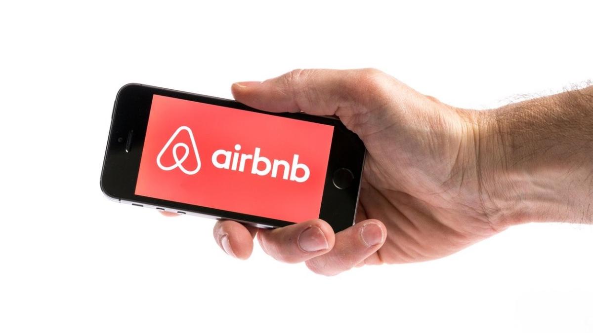 proprietar doarme dupa chirias pus casa airbnb