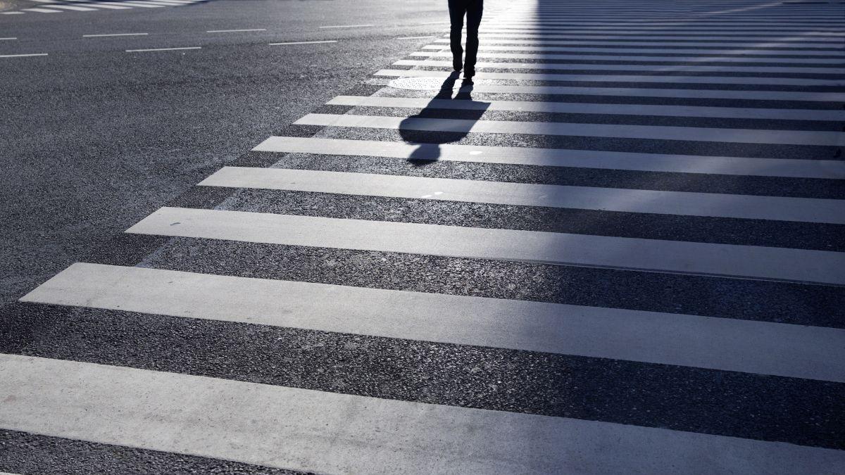 amenda pietoni traverseaza casti telefon aparat foto