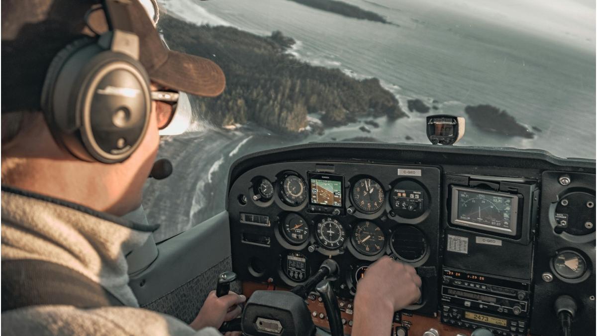 pasager piloteaza singur avion zbor intarziat