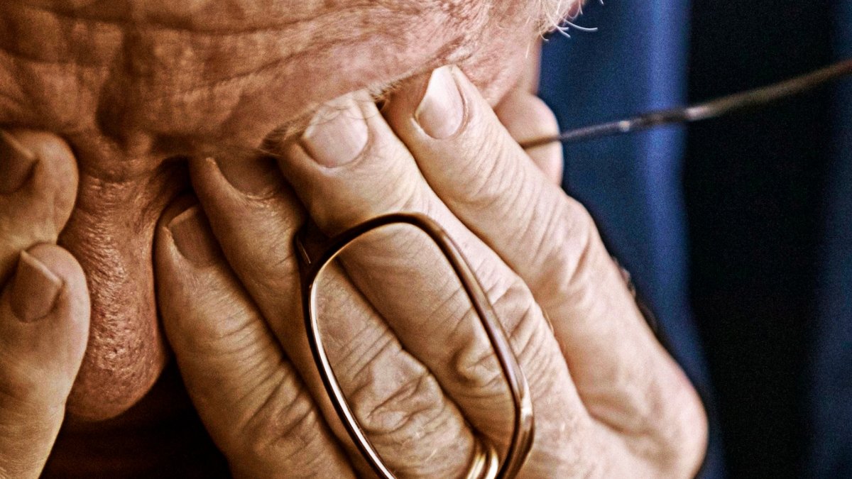 Il metodo utilizzato da una donna rumena per rubare gioielli agli anziani da lei assistiti in Italia