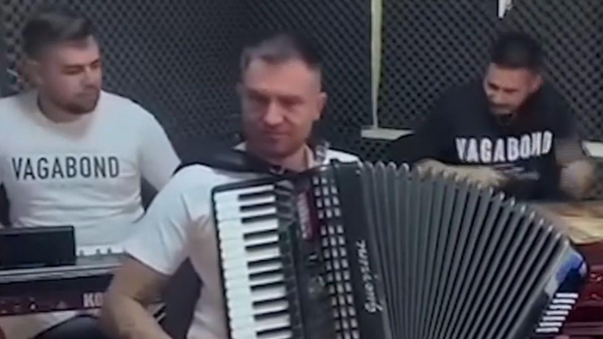 Un trio de lăutari cu Iohannis la acordeon, Ciolacu la orgă și Dragnea ...
