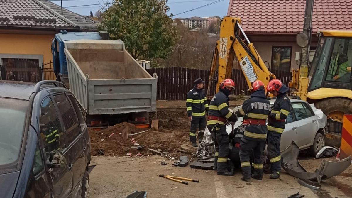 casa dorohoi distrusa accident camion buldoexcavator doua autoturisme