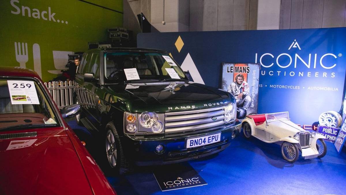 masina regina elisabeta vanduta licitatie pret masina