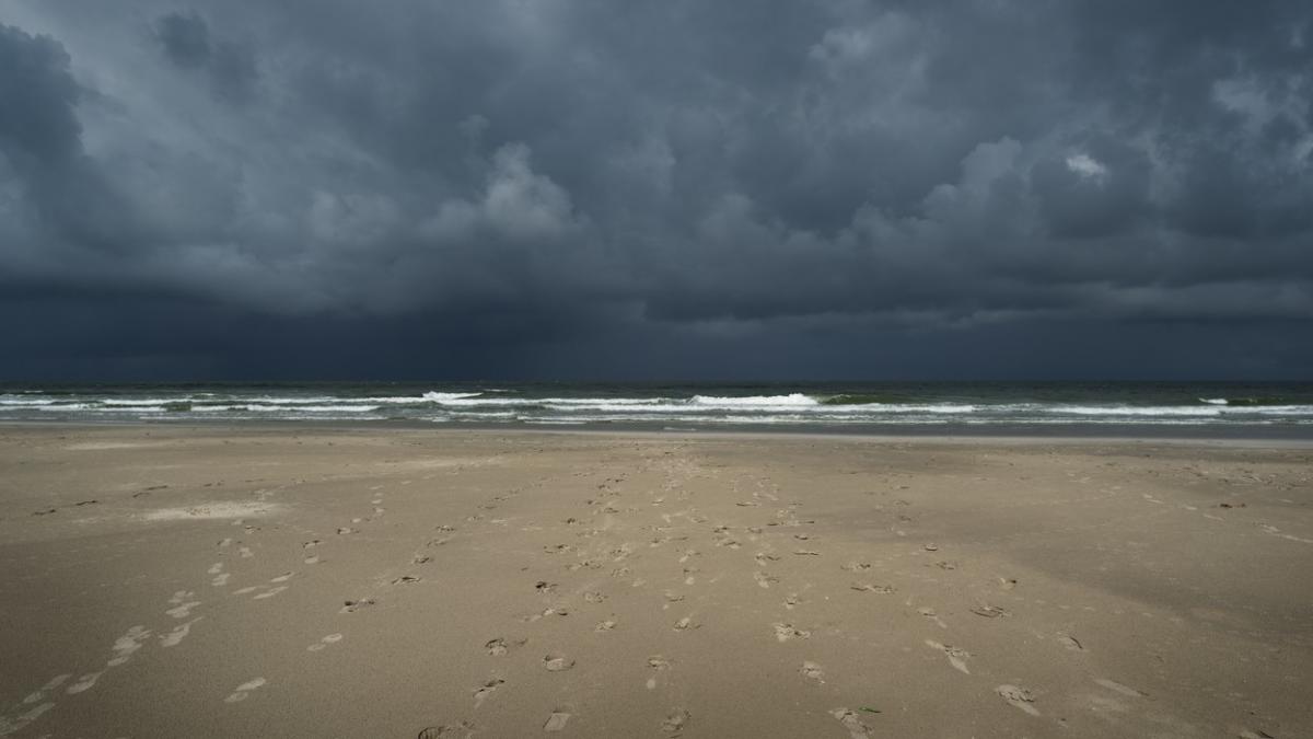 ciclon marea neagra rafale vant 100 km ora weekend malul marii